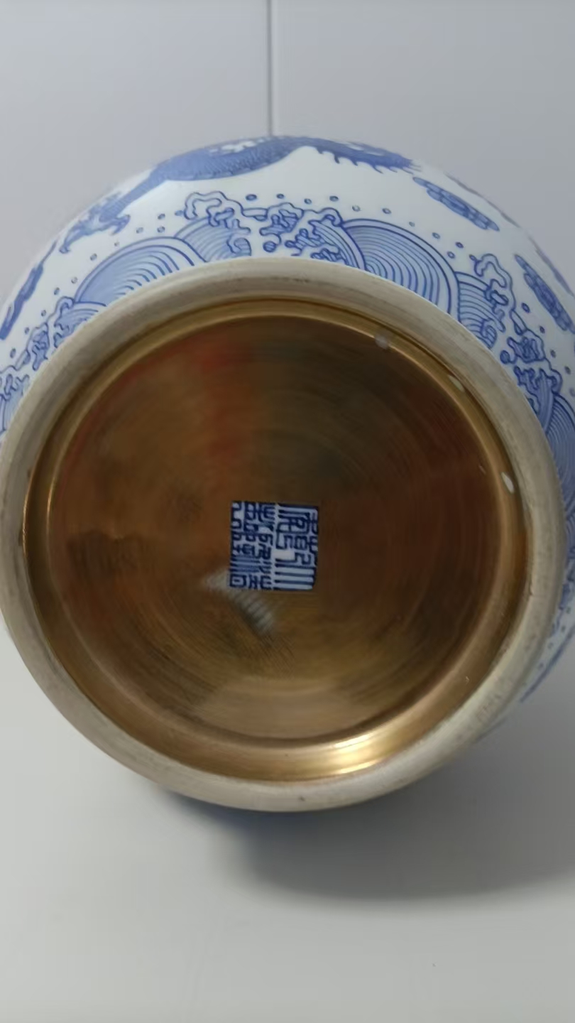 乾隆年制《青花龙纹玉壶春瓶》