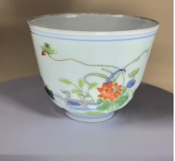 康熙年制《五彩莲池鸳鸯纹杯》-嘉诚艺术