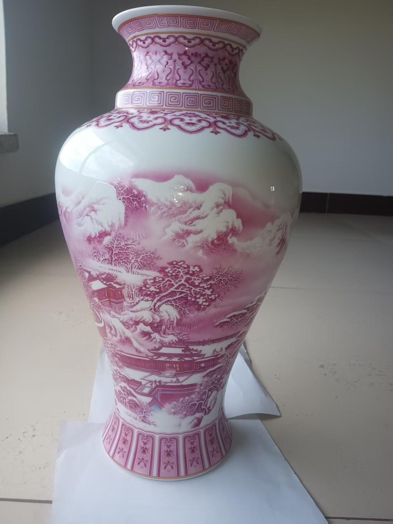 王锡良《胭脂红山水鱼纹尾瓶》-嘉诚艺术