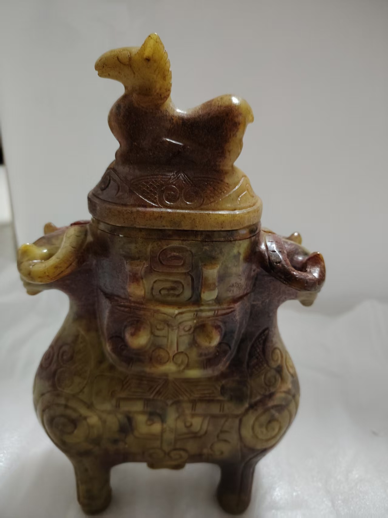 古玉兽面纹三足尊