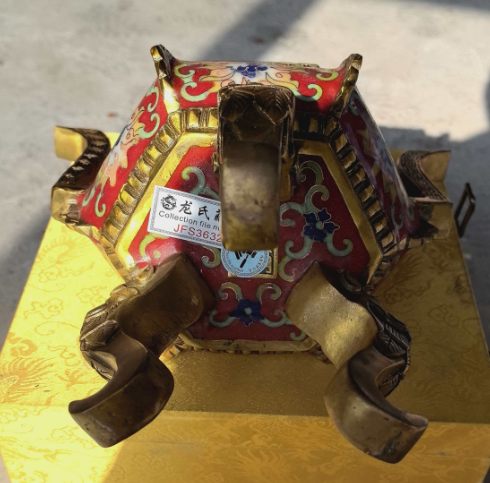 掐丝珐琅狮钮朝冠耳六方香炉