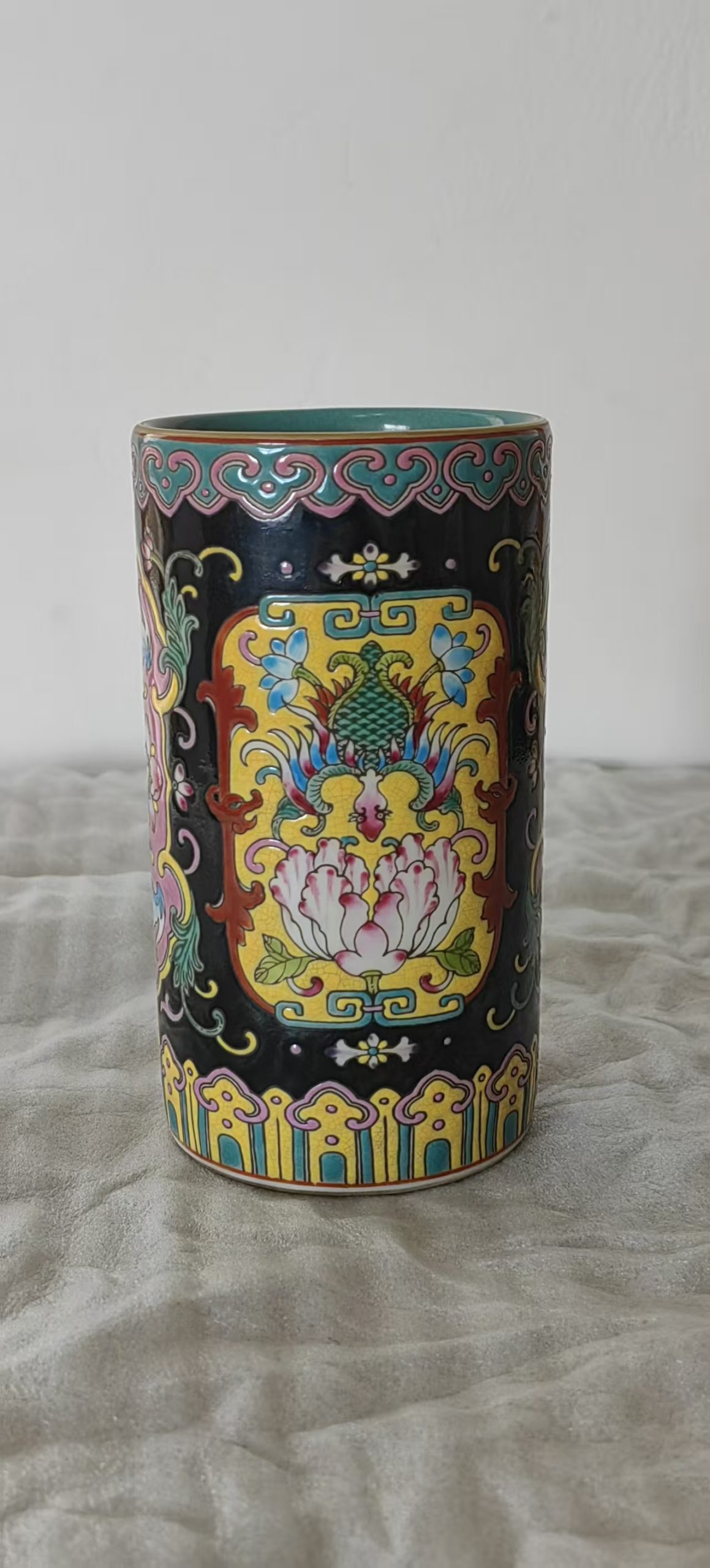 乾隆年制《黑地粉彩缠枝莲凤纹笔筒》-嘉诚艺术