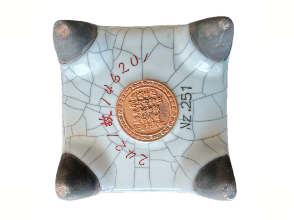 图片[2]-宋徽宗御制《哥窑釉四方琮式瓶》-嘉诚艺术