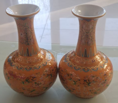 胡桐庆《黄釉描金瑞兽纹瓶》一对-嘉诚艺术