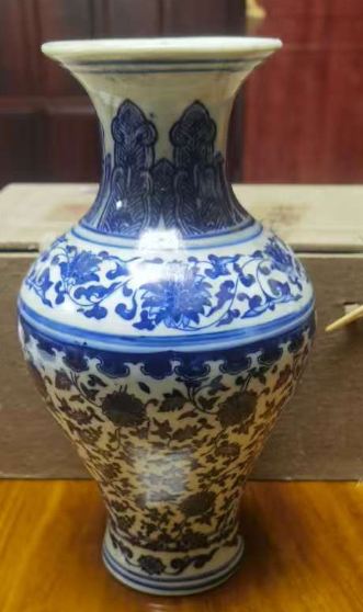 乾隆年制《青花缠枝莲纹觚式瓶》-嘉诚艺术