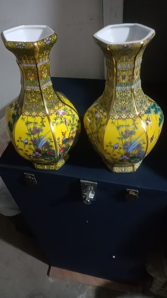 图片[1]-乾隆年制《黄地珐琅彩花鸟纹六方瓶》一对-嘉诚艺术