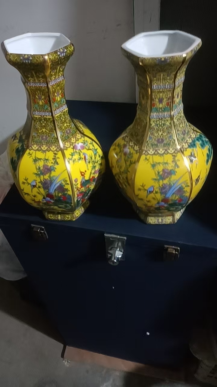 乾隆年制《黄地珐琅彩花鸟纹六方瓶》一对-嘉诚艺术