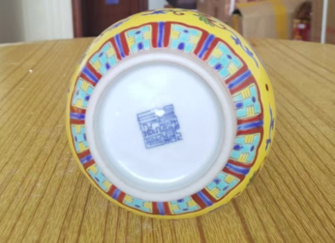 乾隆年制《龙纹蒜头瓶》