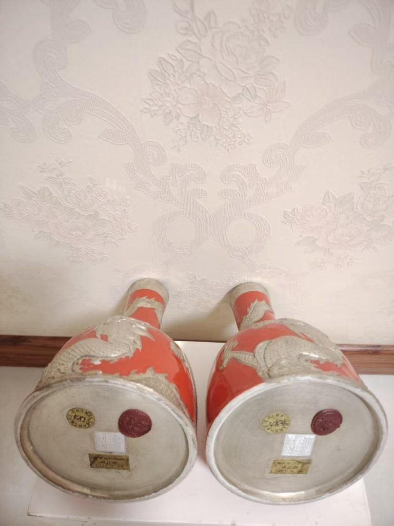 图片[2]-红釉堆塑龙纹长颈瓶（一对）-嘉诚艺术