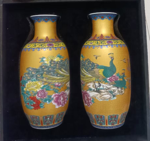 乾隆年制《珐琅彩孔雀牡丹赏瓶》一对-嘉诚艺术