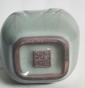 官窑《方口贯耳瓶》