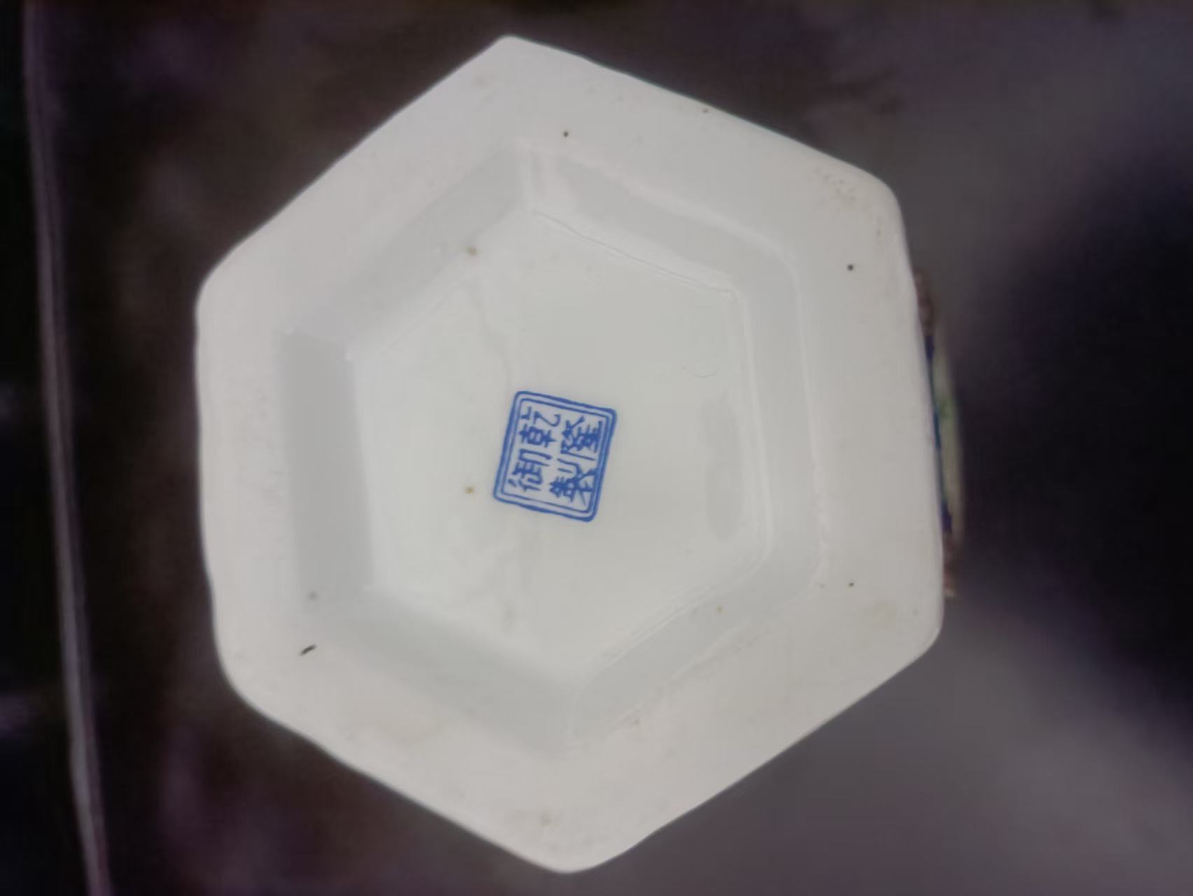 乾隆年制《珐琅彩花鸟六方瓶》